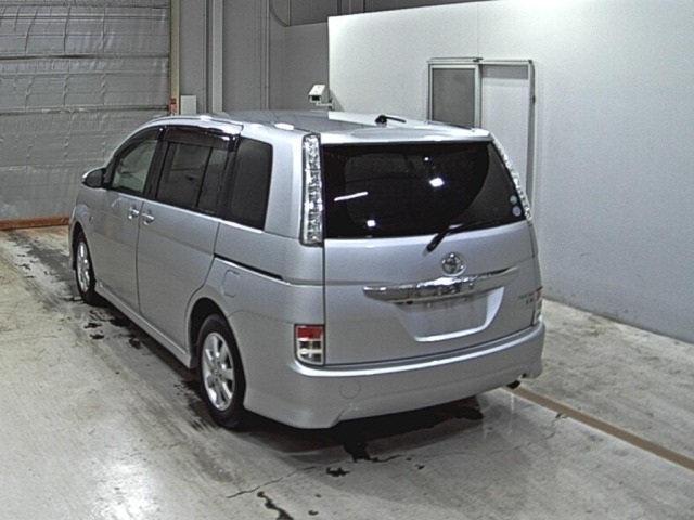 Toyota ISIS 2015 7673030-1