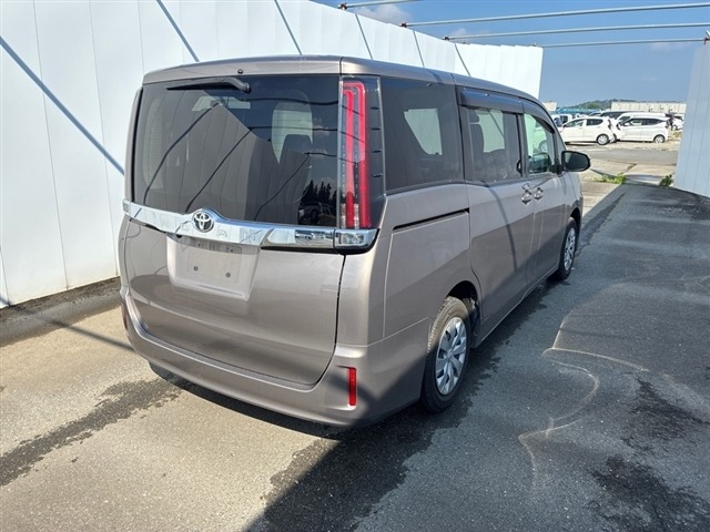 Toyota NOAH 2021 7688506-9