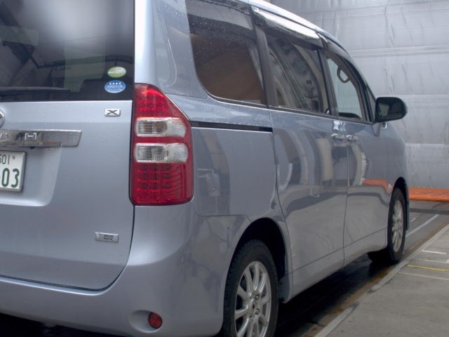 Toyota NOAH 2011 7688512-5
