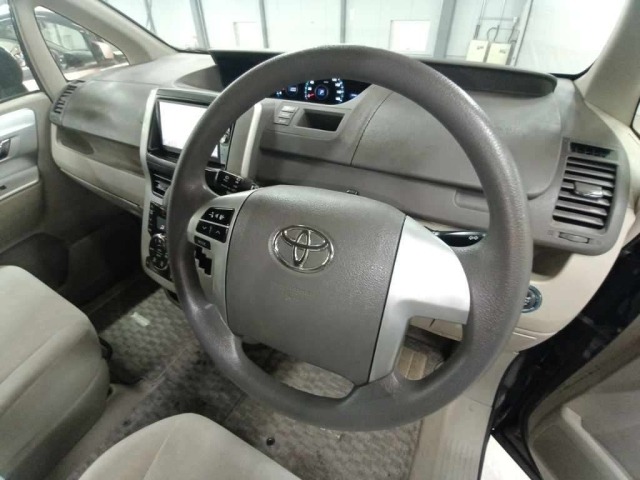Toyota NOAH 2012 7688527-9