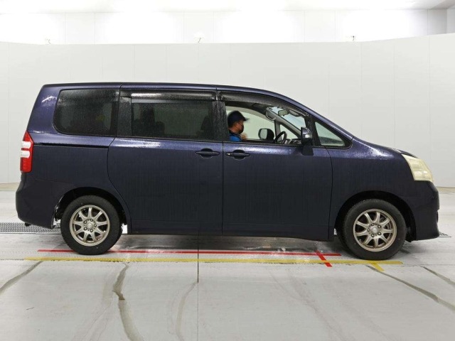 Toyota NOAH 2011 7688529-3