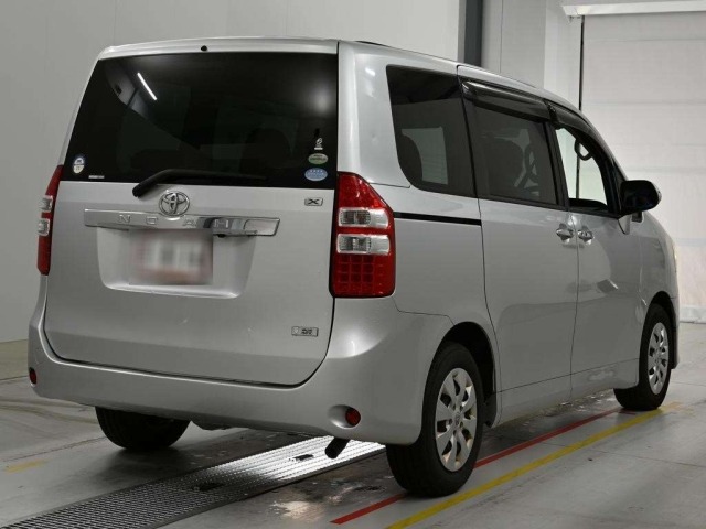 Toyota NOAH 2010 7688530-1