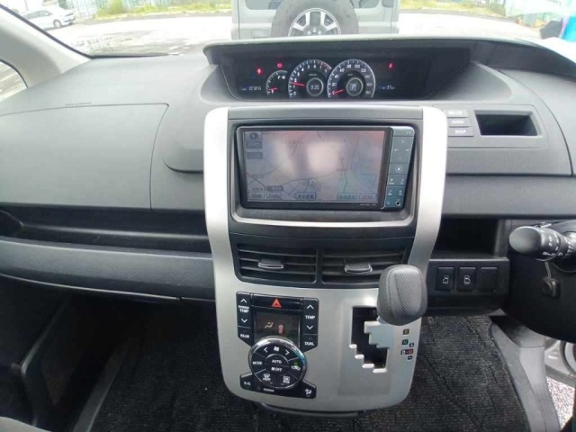 Toyota NOAH 2010 7688530-11