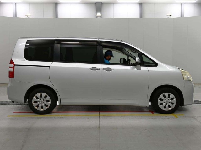 Toyota NOAH 2010 7688530-3