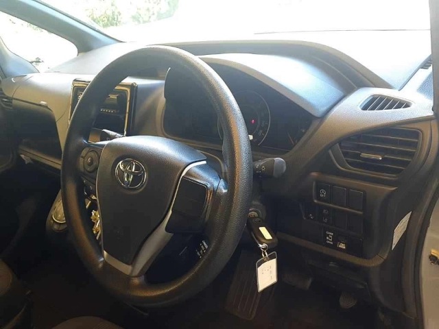 Toyota NOAH 2021 7688531-7