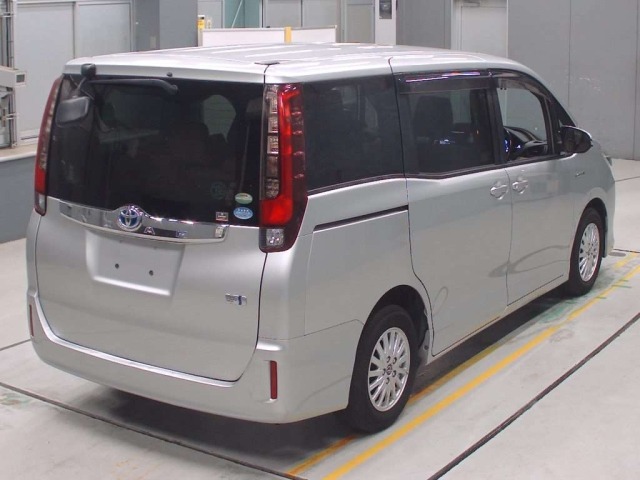 Toyota NOAH 2015 7688532-1