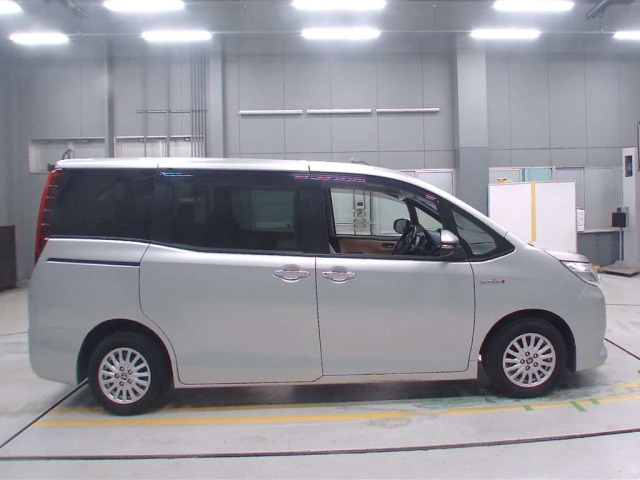 Toyota NOAH 2015 7688532-3