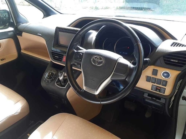 Toyota NOAH 2015 7688532-7