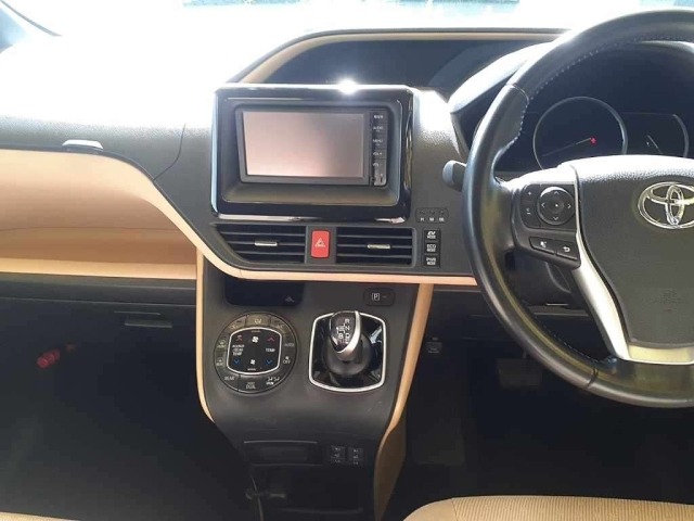 Toyota NOAH 2015 7688532-9