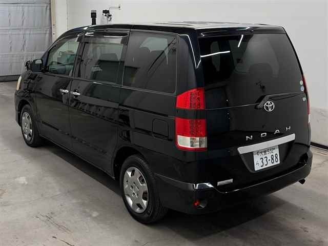 Toyota NOAH 2005 7688544-1