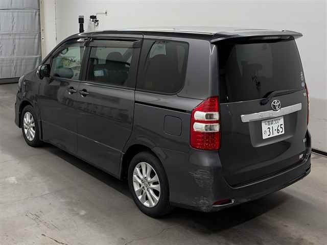 Toyota NOAH 2010 7688545-1