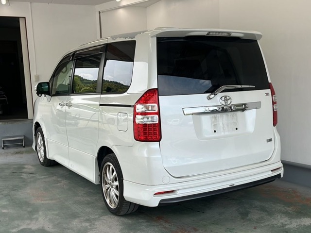 Toyota NOAH 2011 7688546-1