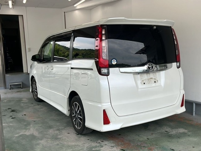 Toyota NOAH 2014 7688547-1