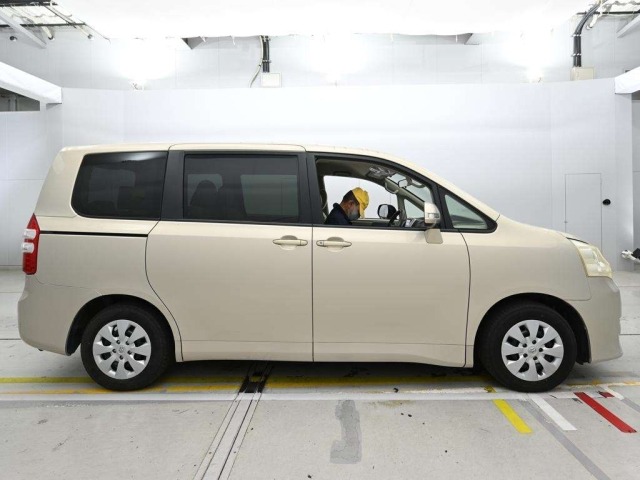 Toyota NOAH 2011 7688550-3