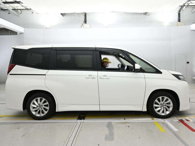 Toyota NOAH 2022 7688554-3