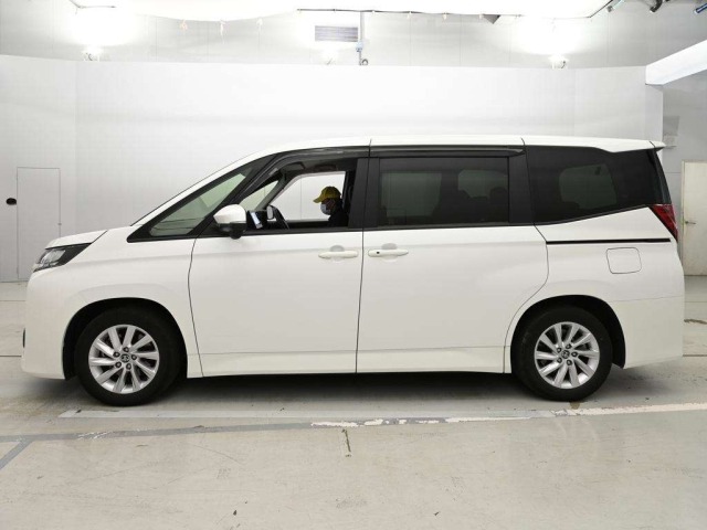 Toyota NOAH 2022 7688554-4