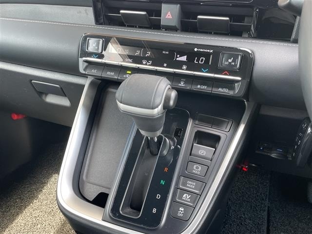 Toyota NOAH 2024 7688861-3