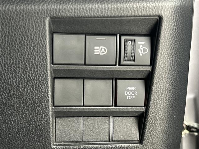 Toyota NOAH 2022 7688867-7