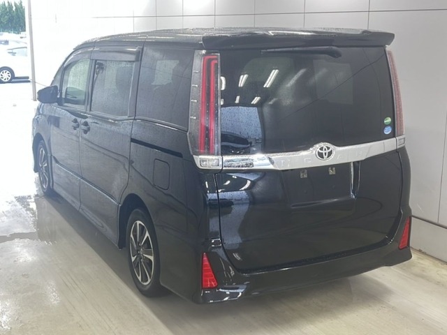 Toyota NOAH 2017 7688878-1