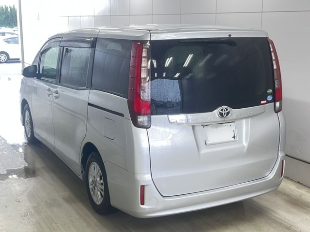 Toyota NOAH 2015 7688879-1