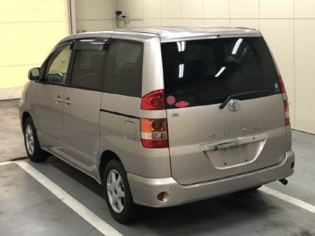 Toyota NOAH 2003 7688889-1