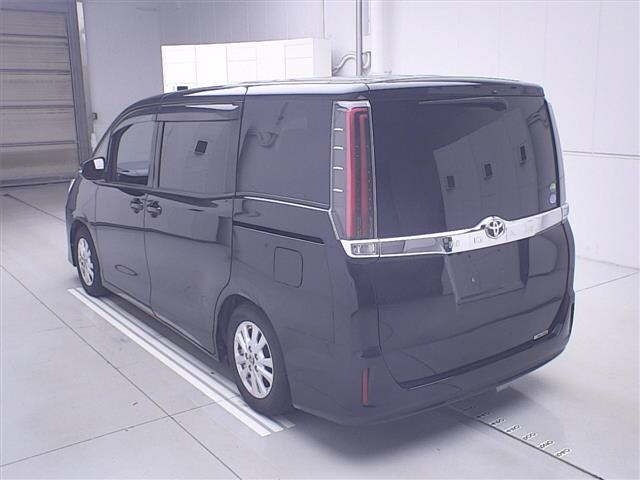 Toyota NOAH 2018 7688898-1