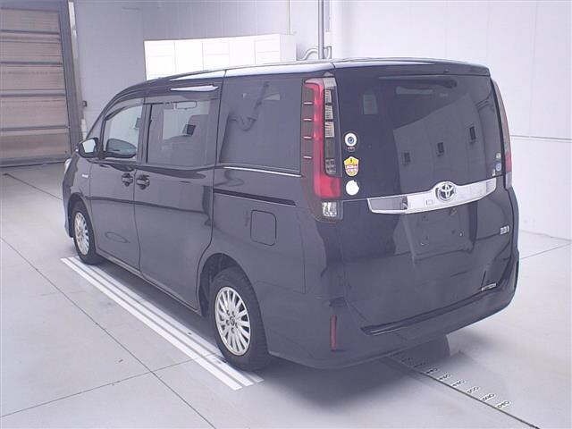 Toyota NOAH 2015 7688899-1