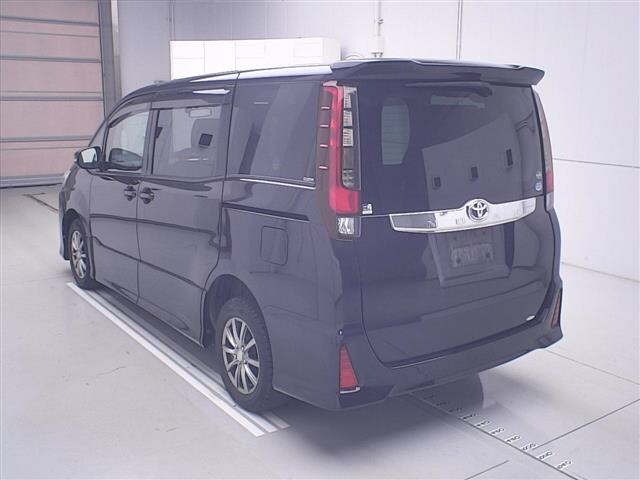 Toyota NOAH 2015 7688902-1
