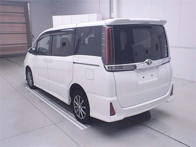 Toyota NOAH 2017 7688911-1