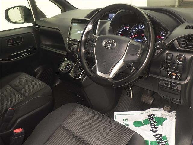 Toyota NOAH 2017 7688911-3
