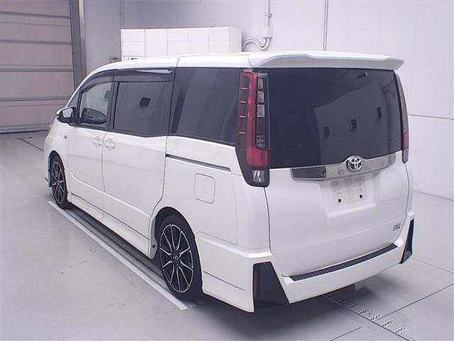 Toyota NOAH 2017 7688913-1