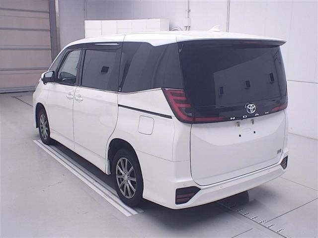 Toyota NOAH 2022 7688916-1