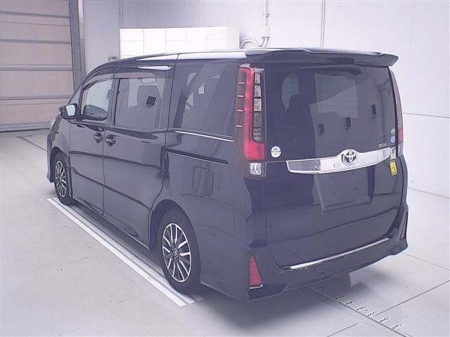 Toyota NOAH 2015 7688918-1