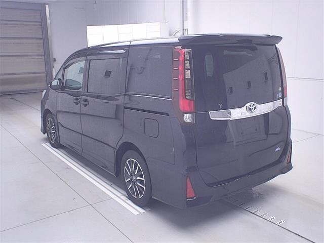 Toyota NOAH 2015 7688921-1