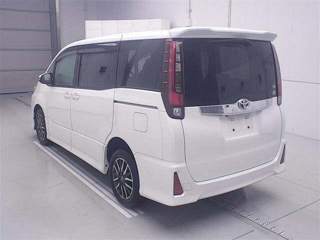 Toyota NOAH 2017 7688925-1
