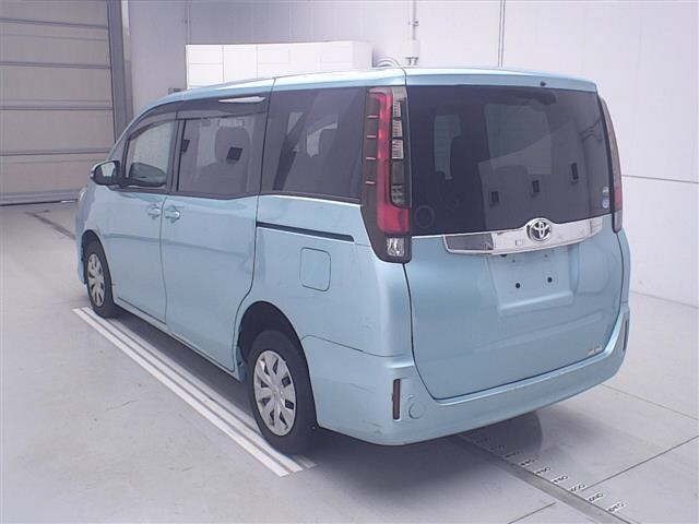 Toyota NOAH 2017 7688926-1