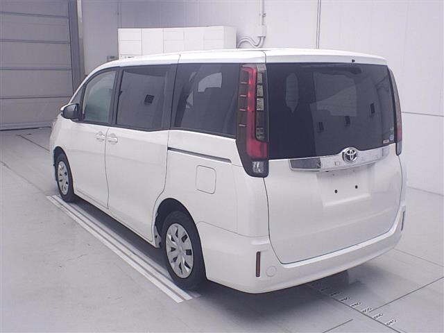Toyota NOAH 2015 7688927-1