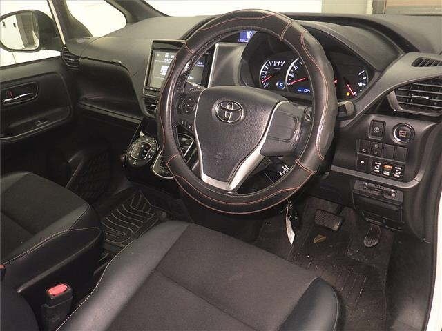 Toyota NOAH 2017 7688930-3