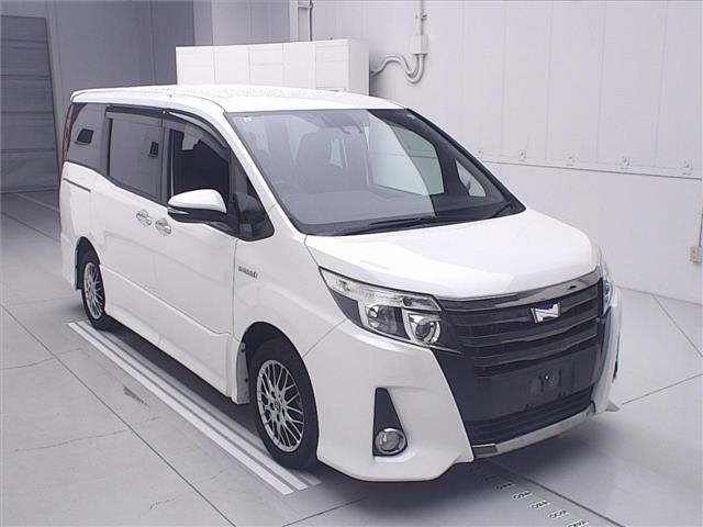 Toyota NOAH 2017 7688934-0