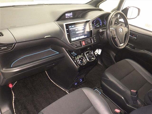 Toyota NOAH 2017 7688934-4