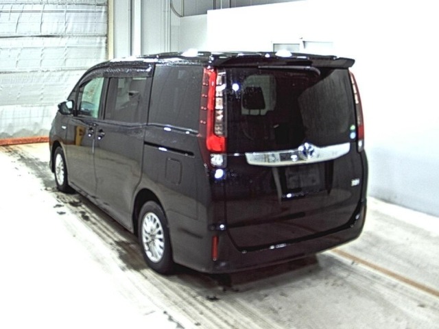 Toyota NOAH 2015 7688943-1
