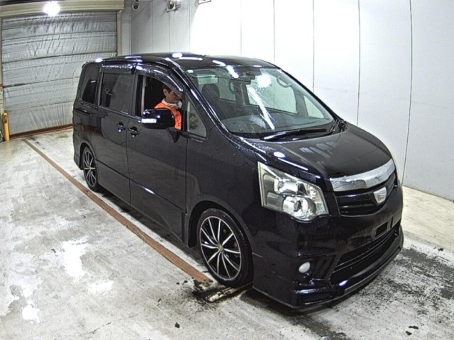 Toyota NOAH 2013 7688944-0