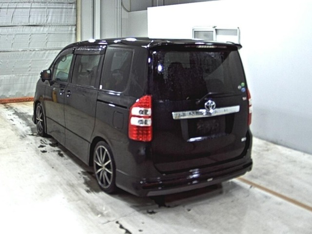 Toyota NOAH 2013 7688944-1