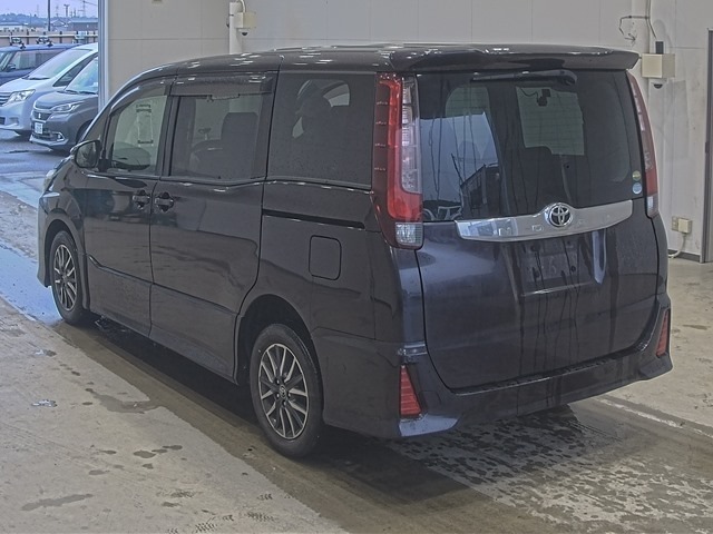 Toyota NOAH 2015 7688945-1