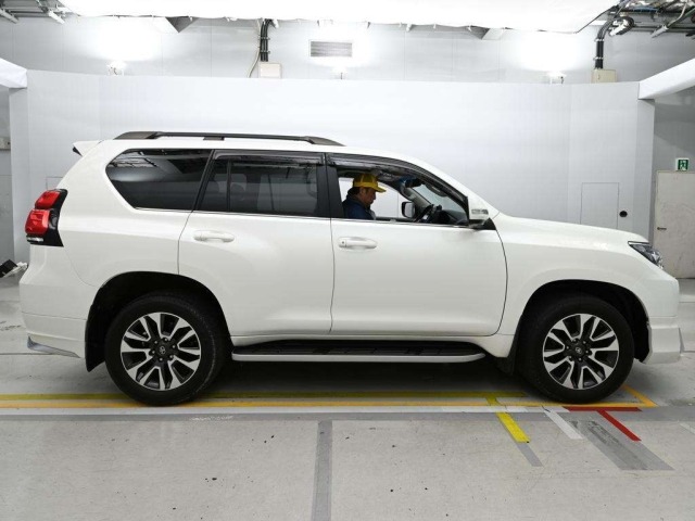 Toyota LAND CRUISER PRADO 2023 7690841-3