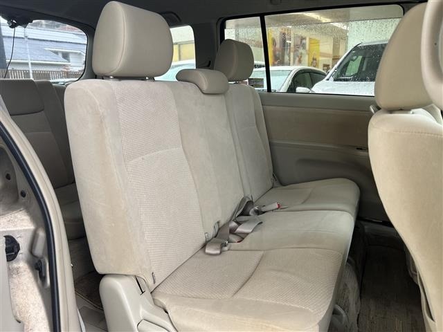 Toyota ISIS 2012 7716047-1