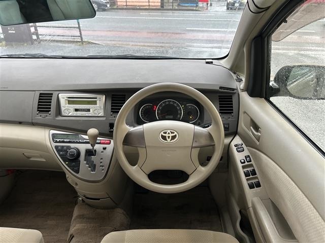 Toyota ISIS 2012 7716047-10