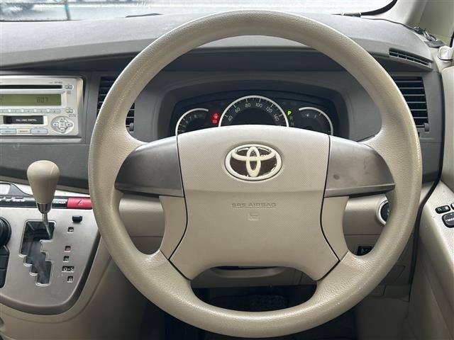 Toyota ISIS 2012 7716047-11