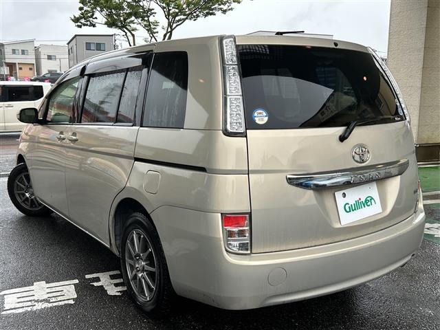 Toyota ISIS 2012 7716047-13