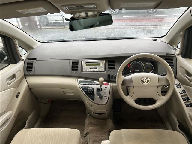 Toyota ISIS 2012 7716047-15